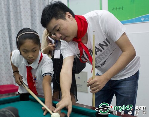 丁俊晖教小学生欢迎梁文博受小女孩打球(图)的兴平小学图片