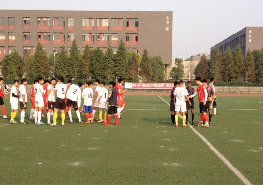 南京大学生校园足球联赛平民球队感受差距