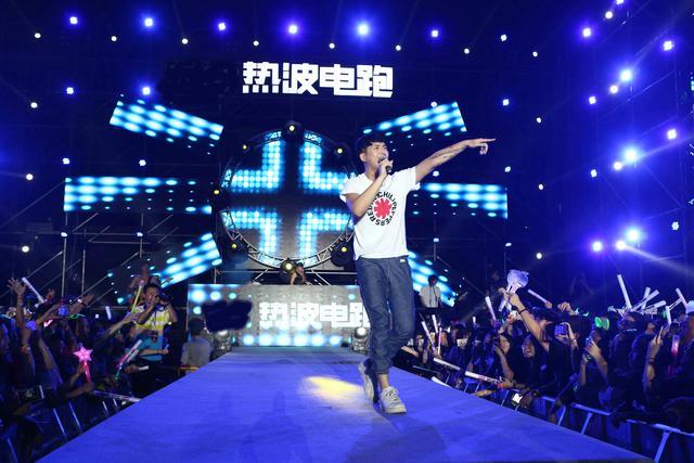 热波电跑泉州万人出动 男模乐手花式俯卧撑撩妹