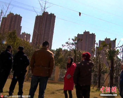 市民28层晒被子 大风将其刮到11万伏高压线上(图)