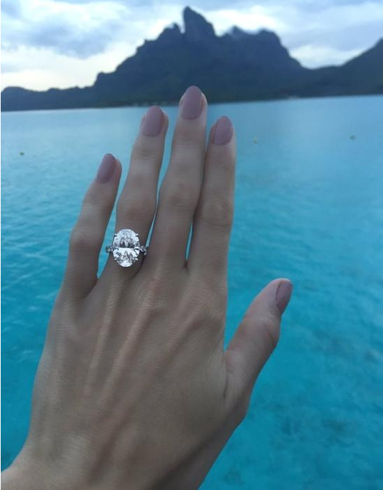 沃兹晒鸽子蛋宣布订婚 与男友互称灵魂伴侣