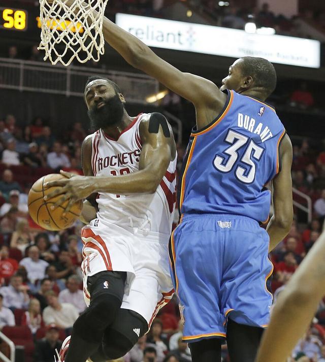 三节:杜兰特连续掉鞋 火箭单节逆转15分差距