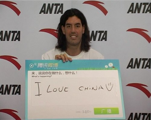 斯科拉在腾讯微博板上写下“I Love China"