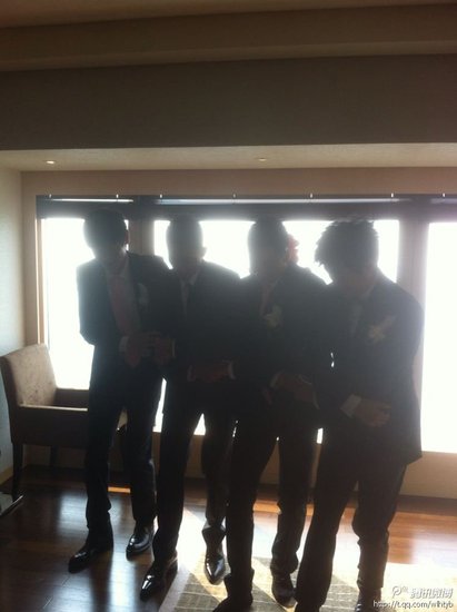 林丹跪吻迎娶谢杏芳 携伴郎跳天鹅舞(组图)_新