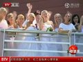 视频：波兰百名女子穿婚纱为病童筹款