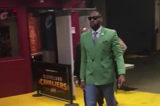 詹皇也迷信?G4再换装 前两场穿黑西装均惨败