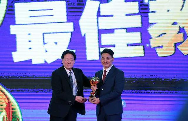 上海表彰基层教练 引导优秀教练投身青少足球