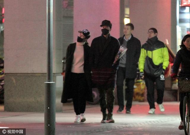 刘翔与吴莎挽手逛街 送玫瑰花讨女友欢心(图)