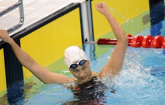 作为上海市体育局团委副书记的刘翔佩戴团徽与游泳名将陆滢等一同出席