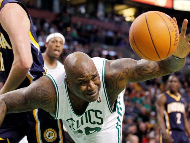 【最开心】奥尼尔重量级救球美女惨遭横祸