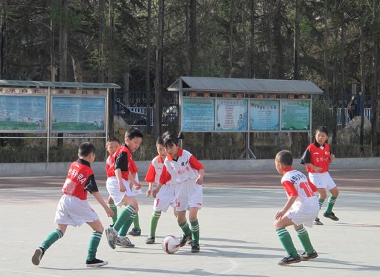 宝桥小学校园足球联赛开幕学生跳骑马舞助兴