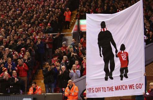 你永远不会独行!红军球迷起立送别11岁KOP