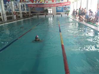 残泳锦标赛:单手游得金牌 脑瘫儿童生活自理