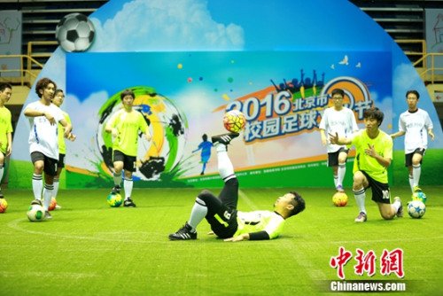 北京中小学打造校园足球文化 助孩子喜欢足球