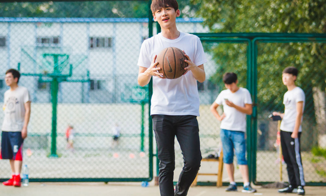 白敬亭名人赛专访:想PK白巧克力 雨神像艾弗森