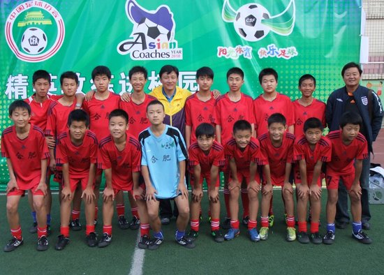 成耀东走进和平路小学 畅谈校园足球发展现状