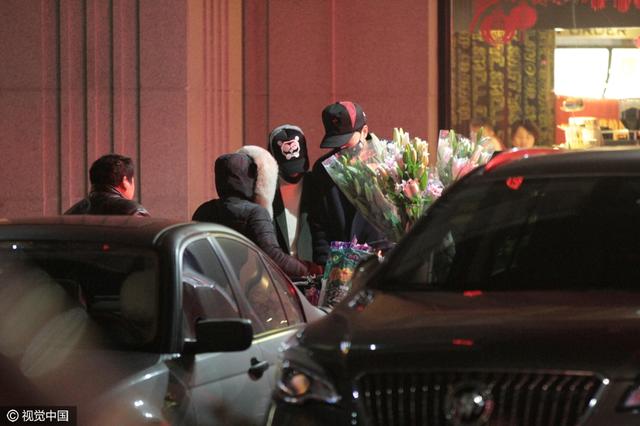 刘翔与吴莎挽手逛街 送玫瑰花讨女友欢心(图)