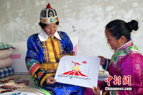 新疆蒙古族艺人民族刺绣秀五羊圣火迎亚运会