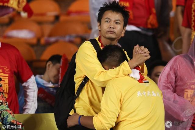 人民日报:该说国足什么好呢 中国球迷请保重_