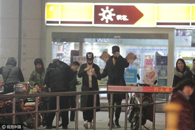 刘翔与吴莎挽手逛街 送玫瑰花讨女友欢心(图)