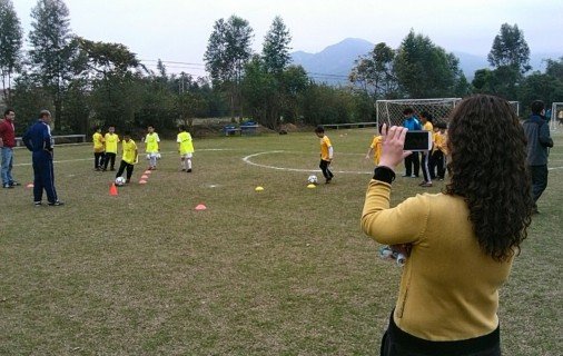 家长自费赴冬令营学习 视频记录孩子足球历程