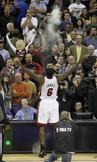 詹姆斯撒镁粉享受嘘声 球迷倒竖手指羞辱皇帝