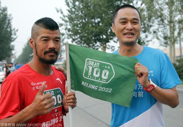 知名作家冯唐陪跑陈盆滨 跑神诗兴大发