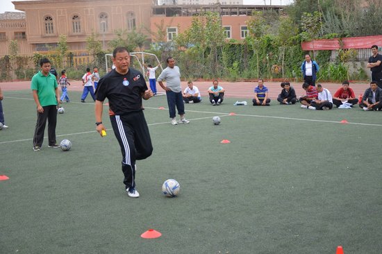 新疆喀什足球指导员培训 90余名体育教师参加