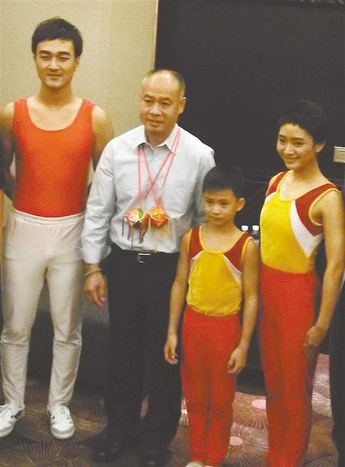 体操王子李宁现身演出现场 真假李宁合影