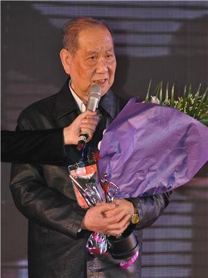         原国家民政部部长崔乃夫代表领奖并致辞