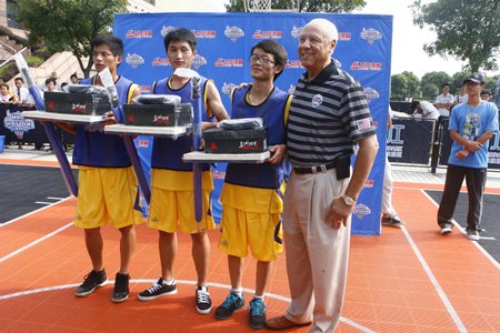 NBA篮球国度上海张江站 千胜教练调教草根队