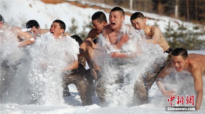 东北边防兵赤膊浴雪 -26℃抗严寒训练