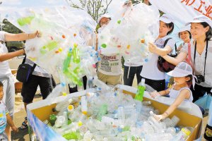读图时代：废旧塑料瓶搭建大运会