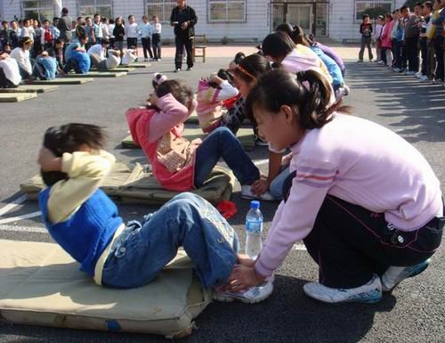 中国学生体能堪忧:仰卧起坐做3个 跑200晕倒
