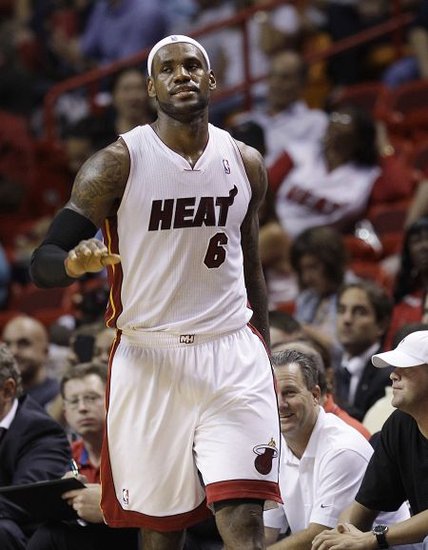 皇帝再伤!詹姆斯20天休2次 言膝盖如针刺痛