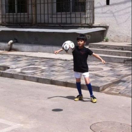  那英儿子 踢球 照片 曝光 网友评论继承高峰天赋