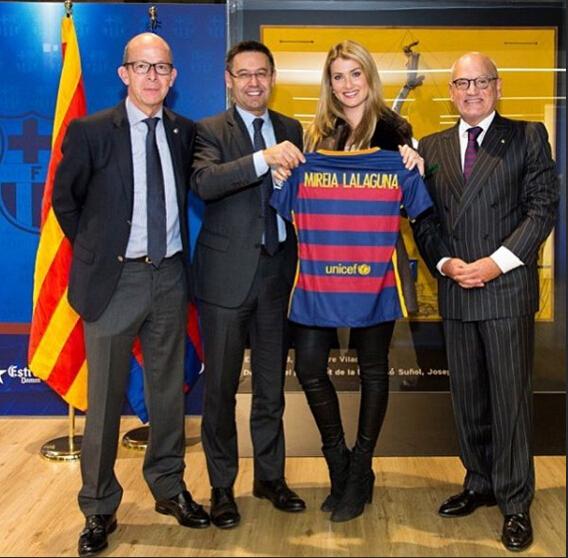 世界小姐自曝是巴萨球迷 公开拍卖C罗签名球衣