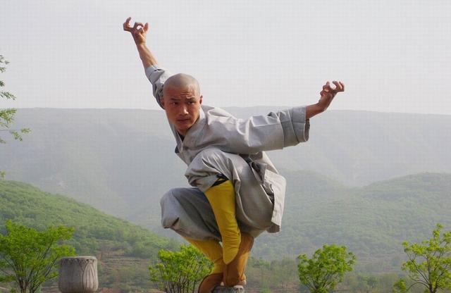 武僧会战泰拳王 中泰两大武术流派谁更胜一筹_体育_腾讯网