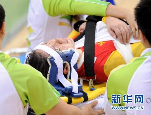 场地自行车赛曝撞车惨剧 中国选手汤科蓉受重伤