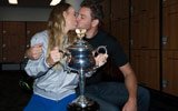 沃兹澳网夺冠与未婚夫热吻
