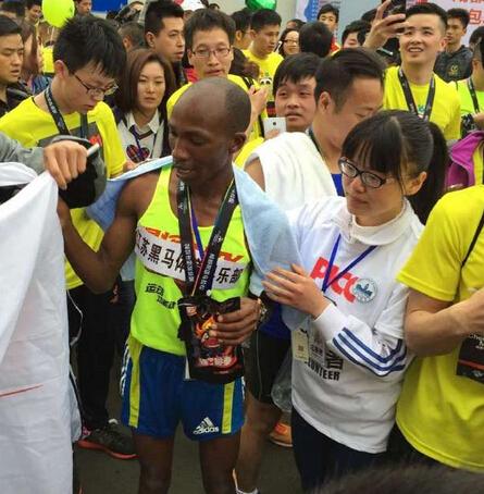 成都双遗马拉松开跑