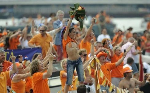 荷兰回国球迷疯狂庆祝 性感美女脱衣裸奔(图)_