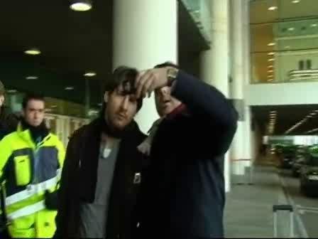 疲惫梅西抵巴萨 球迷合影激动裤子滑落(视频)