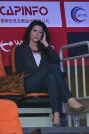 塞尔比妻子莱顿成为最抢镜的观众