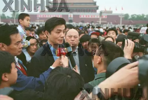 1997年5月2日,汪嘉伟和中国男排观看升旗仪式