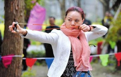 200弹弓高手成都比武 独臂侠嘴叼弹弓射击