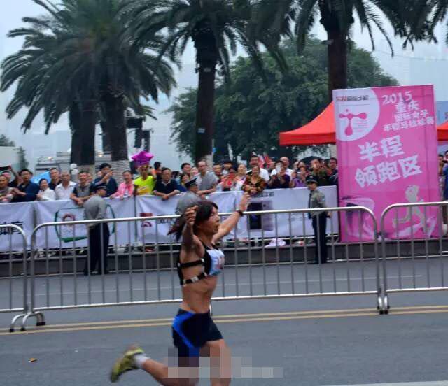 49岁大叔男扮女装参赛 曾参加女子马拉松(图)