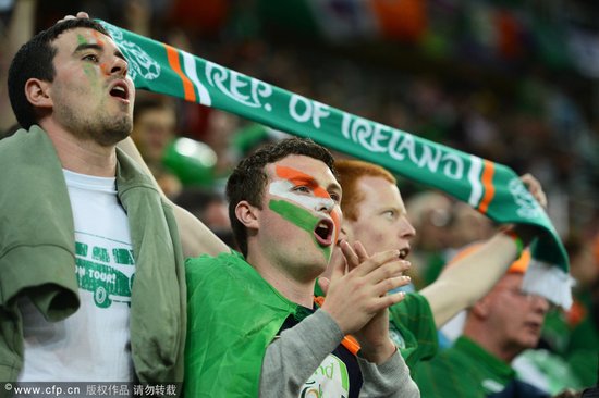 爱尔兰拥趸雨中高歌 这样的球迷你怎能不深爱