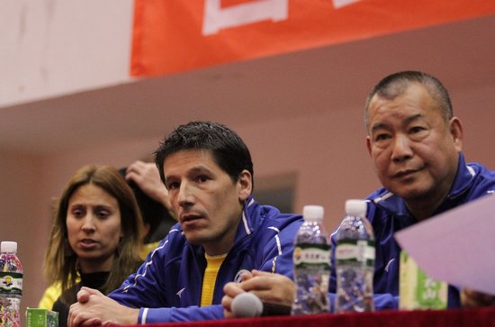 欧冠冠军主帅:愿助中国足球 40岁踢球靠训练