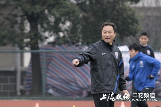 沈祥福2013赛季接掌申花-沈祥福 搬迁 服从安排 申花生存排在第一位图片 42822 550x366